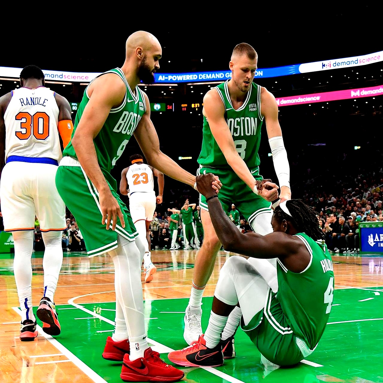 包含NBA交易市场加热！绿军送走波尔津吉斯，欧文降薪续约独行侠的词条
