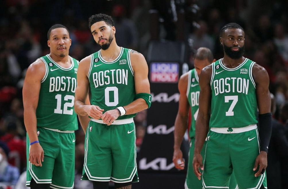 包含NBA交易市场加热！绿军送走波尔津吉斯，欧文降薪续约独行侠的词条